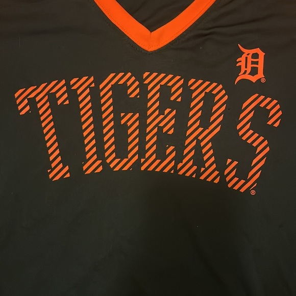 Detroit tigers v neck tshirt size medium - Picture 8 of 8
